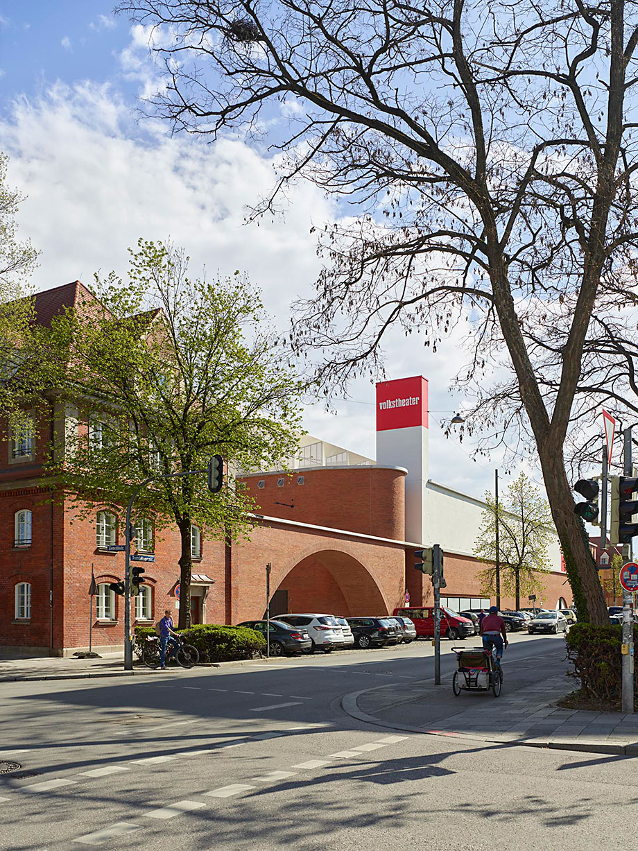 Münchner Volkstheater – Ein Haus mit 3 Spielstätten, Gastronomie, Werkstätten, modernster Bühnentechnik und Innenhof mit Biergarten.