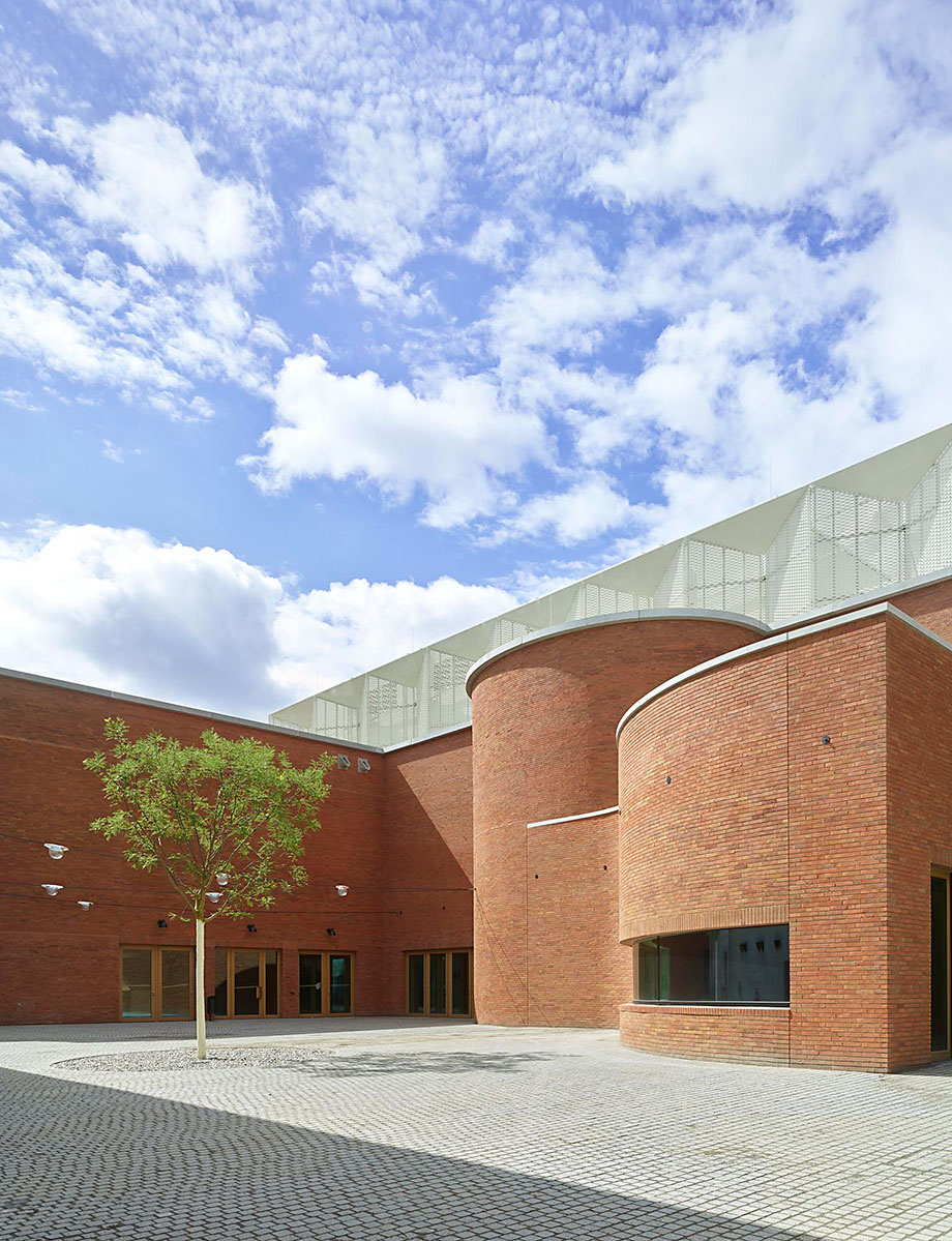 Münchner Volkstheater – Ein Haus mit 3 Spielstätten, Gastronomie, Werkstätten, modernster Bühnentechnik und Innenhof mit Biergarten.