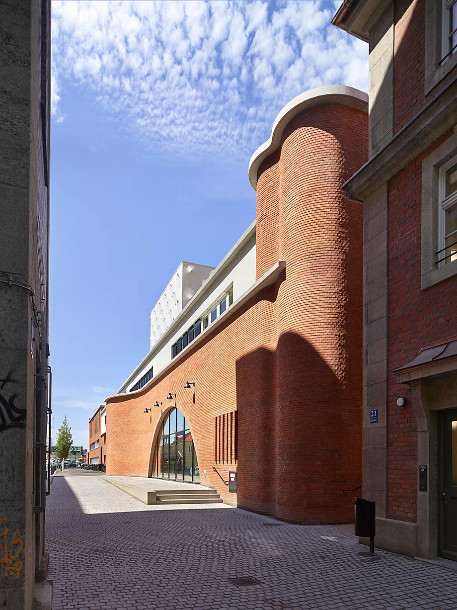 Münchner Volkstheater – Ein Haus mit 3 Spielstätten, Gastronomie, Werkstätten, modernster Bühnentechnik und Innenhof mit Biergarten.