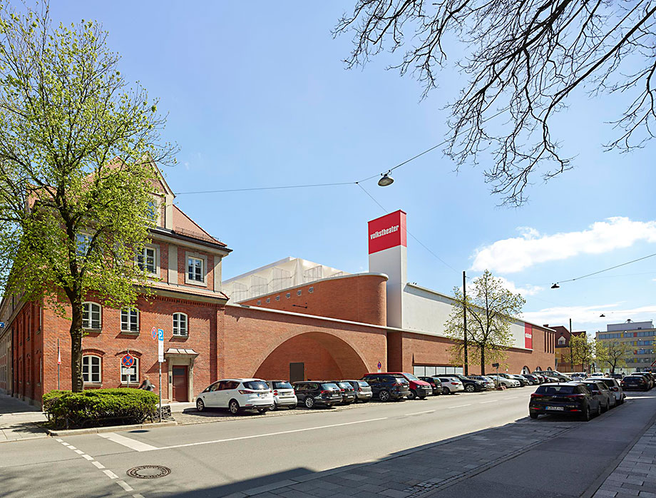 Münchner Volkstheater – Ein Haus mit 3 Spielstätten, Gastronomie, Werkstätten, modernster Bühnentechnik und Innenhof mit Biergarten.