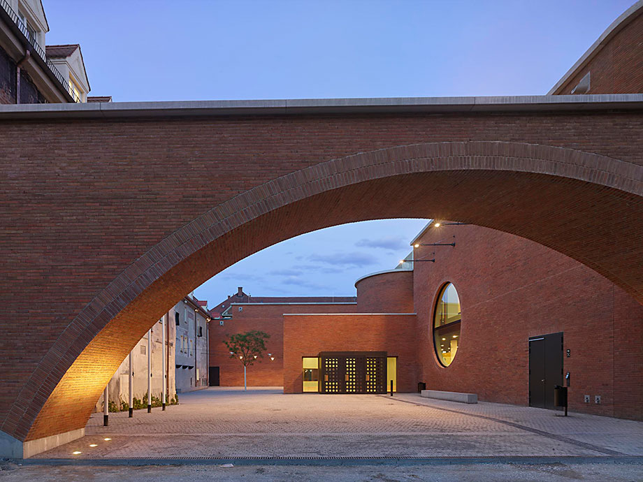 Münchner Volkstheater – Ein Haus mit 3 Spielstätten, Gastronomie, Werkstätten, modernster Bühnentechnik und Innenhof mit Biergarten.