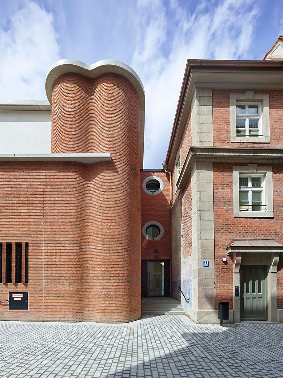 Münchner Volkstheater – Ein Haus mit 3 Spielstätten, Gastronomie, Werkstätten, modernster Bühnentechnik und Innenhof mit Biergarten.