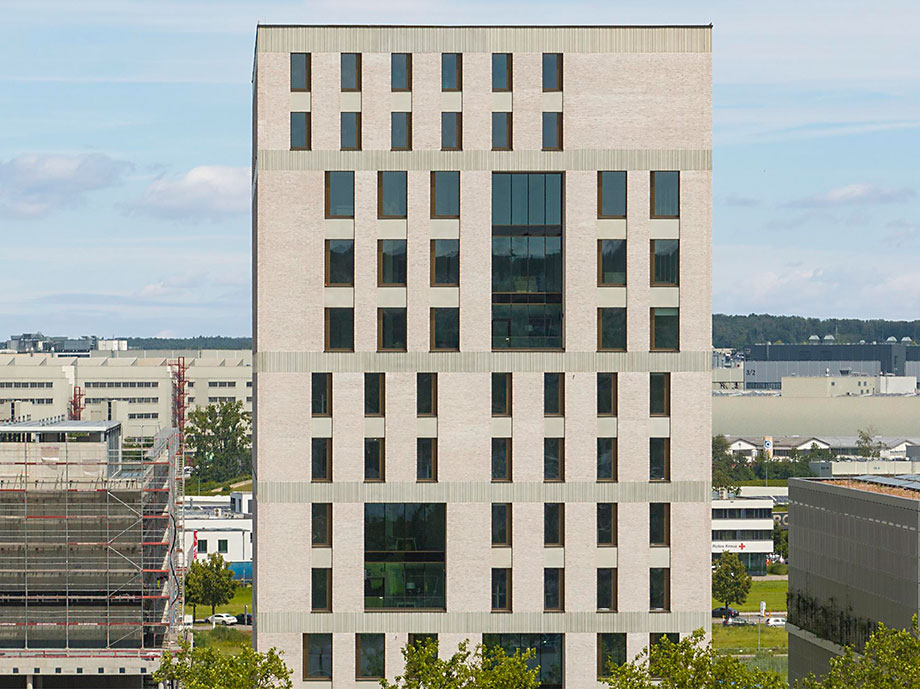 Hochpunkt am Flugfeldklinikum Böblingen – mit KiTa, Verwaltung für das Flugfeldklinikum und Akademie