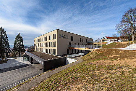 Bettenhaus, Tiefgarage und Kindertagesstätte der Tropenklinik in Tübingen