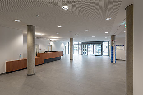 Bettenhaus, Tiefgarage und Kindertagesstätte der Tropenklinik in Tübingen