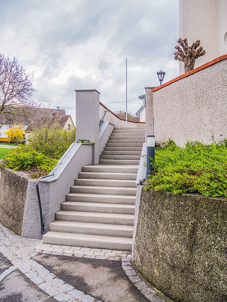 Treppe an der Kirche St. Peter und Paul in Mieterkingen