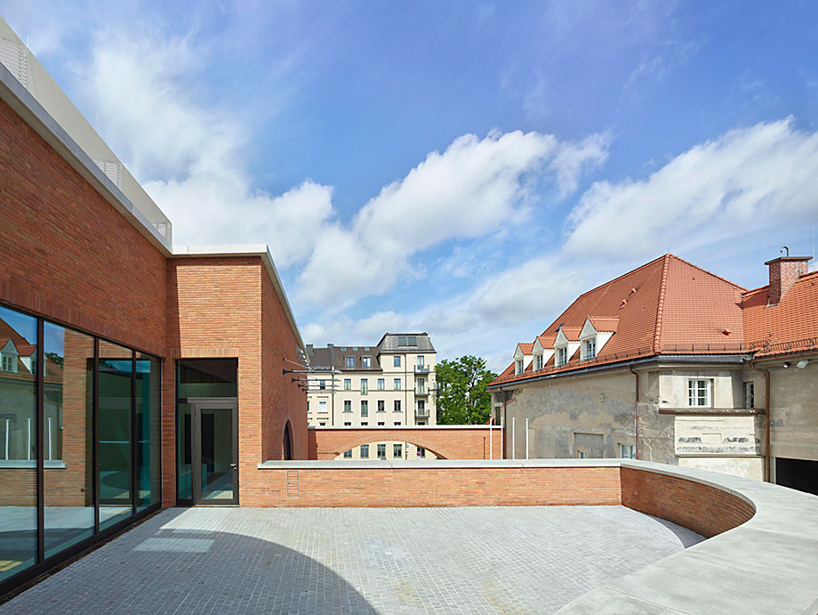 Münchner Volkstheater – Ein Haus mit 3 Spielstätten, Gastronomie, Werkstätten, modernster Bühnentechnik und Innenhof mit Biergarten.