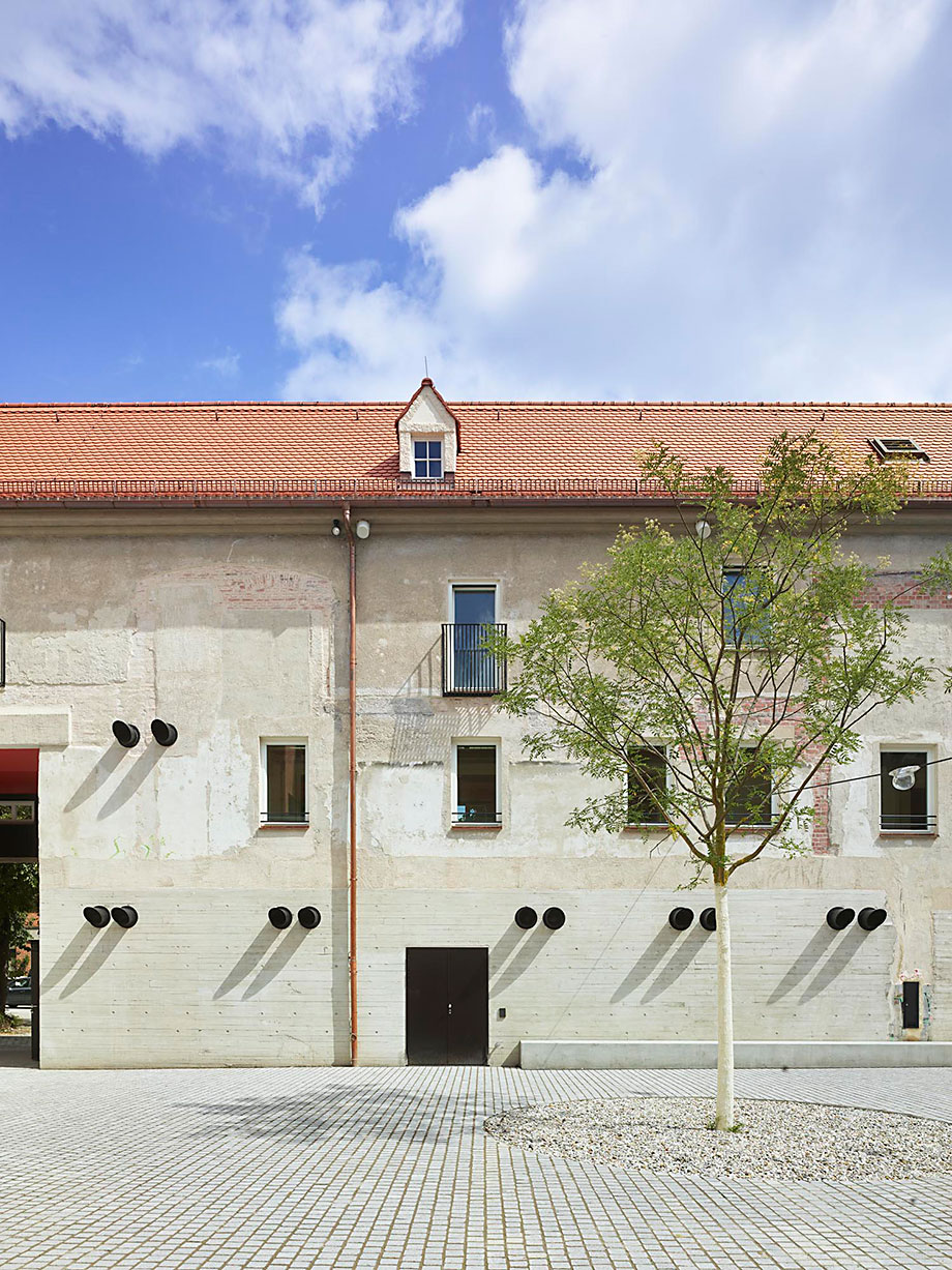 Münchner Volkstheater – Ein Haus mit 3 Spielstätten, Gastronomie, Werkstätten, modernster Bühnentechnik und Innenhof mit Biergarten.