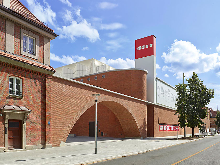 Münchner Volkstheater – Ein Haus mit 3 Spielstätten, Gastronomie, Werkstätten, modernster Bühnentechnik und Innenhof mit Biergarten.