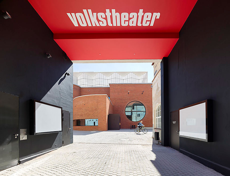 Münchner Volkstheater – Ein Haus mit 3 Spielstätten, Gastronomie, Werkstätten, modernster Bühnentechnik und Innenhof mit Biergarten.