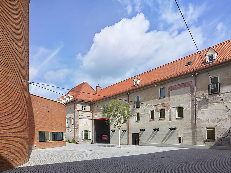 Münchner Volkstheater – Ein Haus mit 3 Spielstätten, Gastronomie, Werkstätten, modernster Bühnentechnik und Innenhof mit Biergarten.