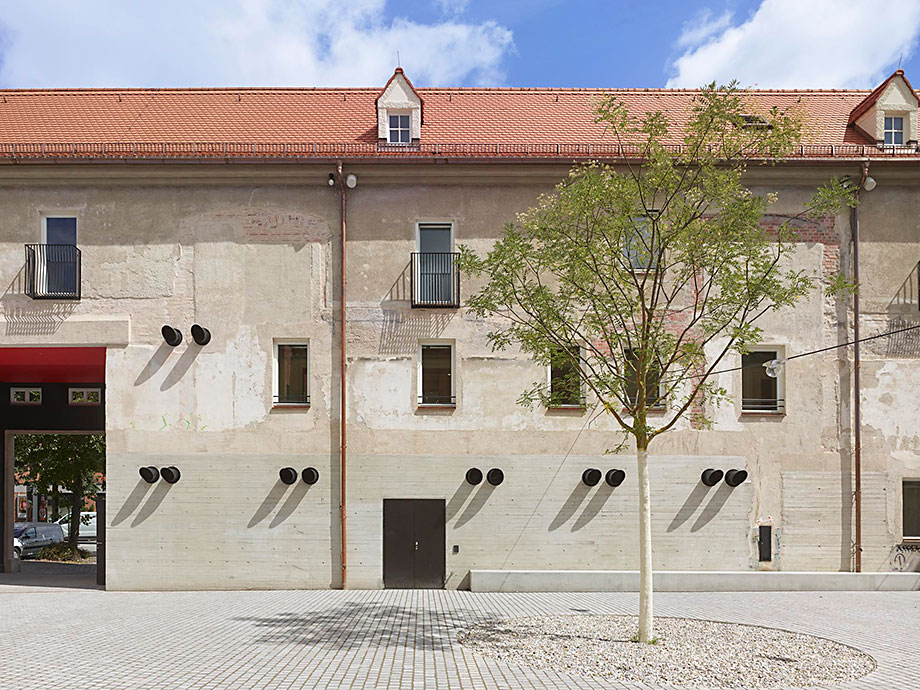 Münchner Volkstheater – Ein Haus mit 3 Spielstätten, Gastronomie, Werkstätten, modernster Bühnentechnik und Innenhof mit Biergarten.