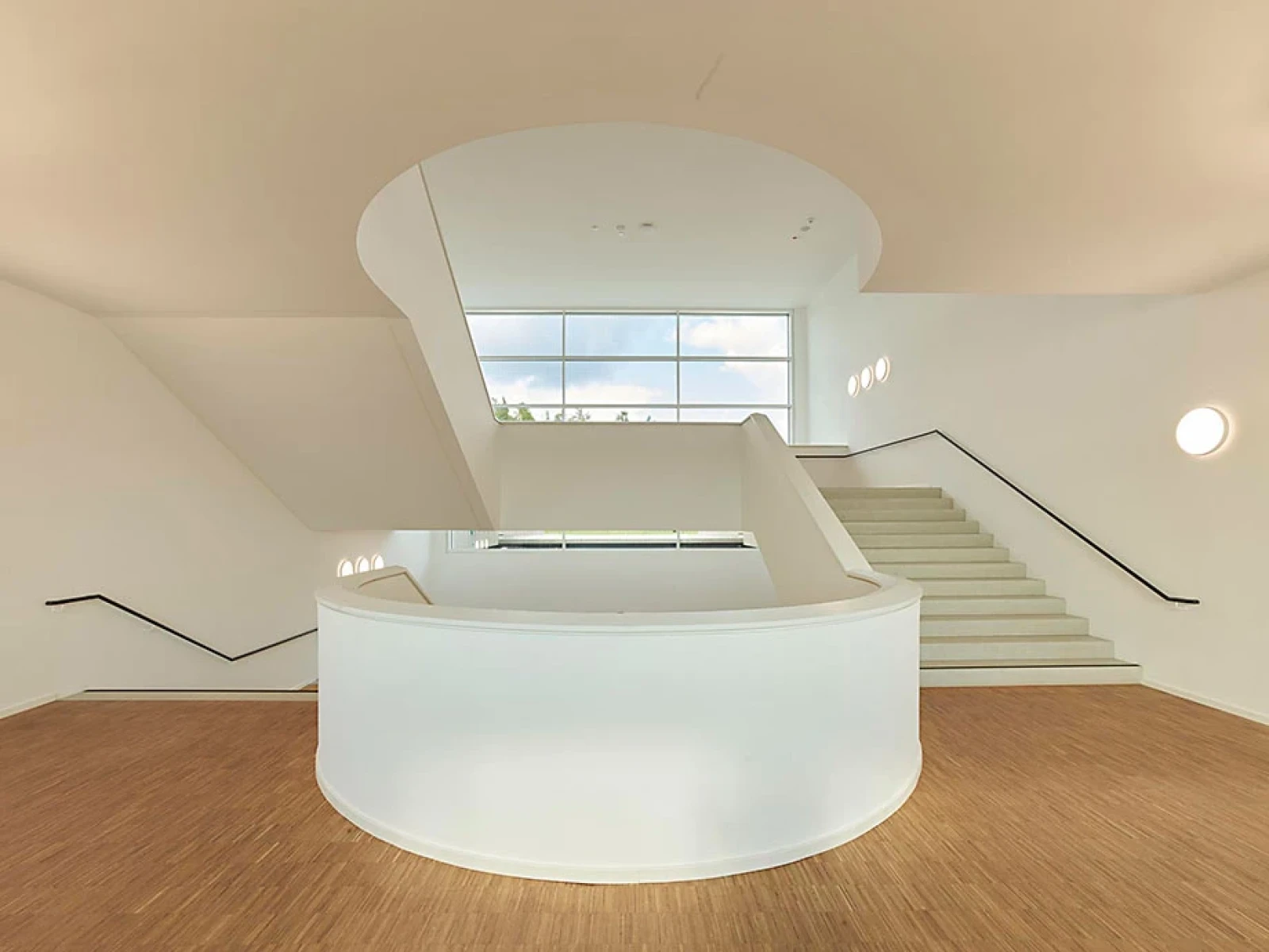 Dank klarer Gebäudeform und modularer Betonfertigteilbauweise konnte das Projekt schnell und ökonomisch umgesetzt werden - ein Vorteil, der sich auch im späteren Betrieb zeigt.