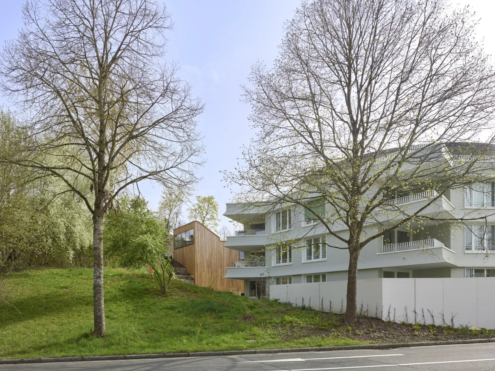 Wohnhaus mit dahinterliegendem Schaulager